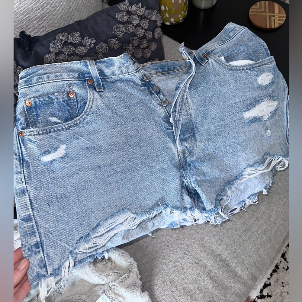 Levi’s 501 high rise light wash shorts! Size 34, no stretch